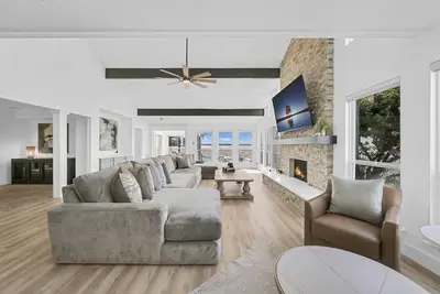Image de Lux 6br Lakefront Estate | Heated Spa | Gameroom | Private Dock