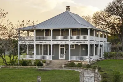 Image de Historic 2br Farmhouse | Firepit | Mountain Views