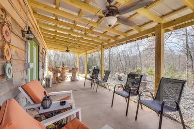 Image de 13 Mi to Walmart Hq: Family-Friendly Cabin!