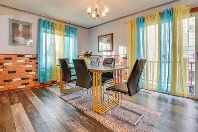Image de 2 Mi to Dtwn St Paul: Home w/ Private Deck & Yard!