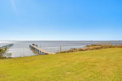 Image de Private Patio & Hot Tub: Bayside Home in Pace!