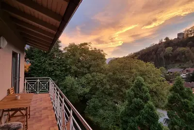 Image de Cozy balcony apartment for 4 people with a view of the castle & mountains