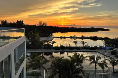 Image de Modern Masterpiece in the heart of Marathon with stunning views of the Gulf