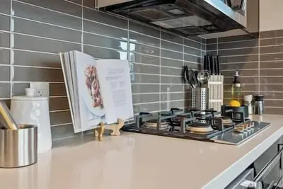 Image de Calgary Tower View | King Bed |Ac | Gym | 2br