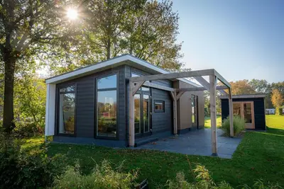 Image de Maison de luxe entourée d'eau et de forêt