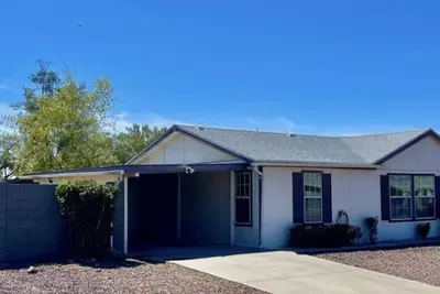 Image de Only 18 minutes from the State Farm stadium! Family size house on a quarter acre