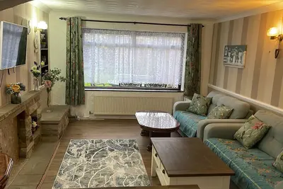 Image de 3 Bedroom House Close to Town Centre and Train Station with Driveway and Garden