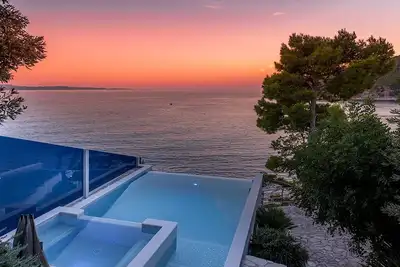 Image de Secluded Beachfront Villa: 3 Bedrooms, Private Pool, and Natural Serenity