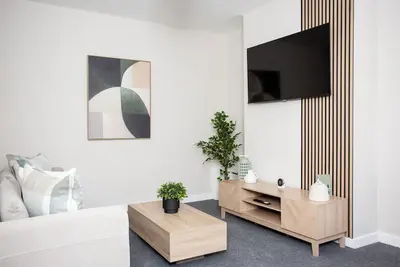 Image de Metcalfe Haven offers a cozy retreat in the heart of Consett. This peaceful home is perfectly situated for exploring the stunning landscapes of County Durham, with nearby nature walks, historical sites, and scenic views.