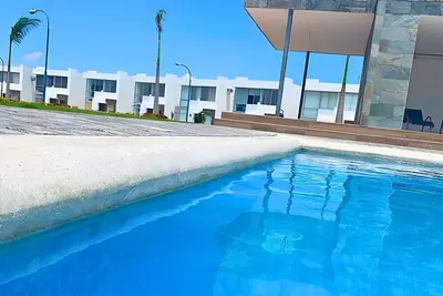 Image de Vacation Home with 24h Security and Ample Parking