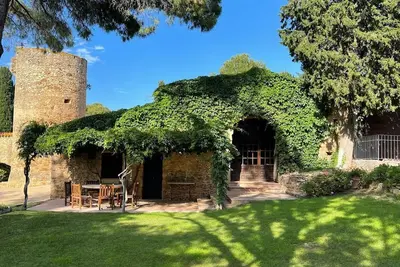 Image de Renovated typical catalan \"masia\" with defense tower from the 1, 500's