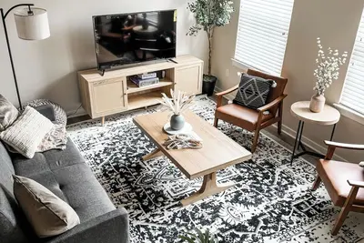 Image de ✨ Elegant & Modern Plymouth Furnished Home Away From Home ✨