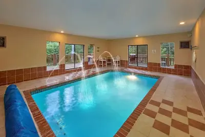 Image de New Listing! Indoor Pool, Hot Tub, Free Attractions, Pool Table, Theater room