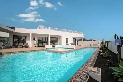 Image de Flor de Oro – Playa Blanca near Marina Rubicon with Air Con, Pool, Sauna & Gym