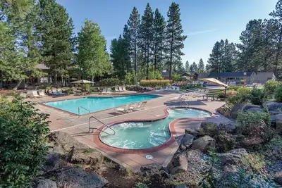Image de Official Listing | WorldMark Bend - Seventh Mountain Resort 2br w/ Pool & More!