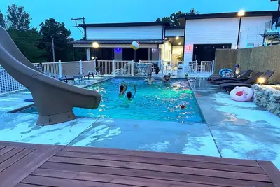 Image de Poolside Villa w/Game Room & Hot Tub! 3 Min to Sdc - 15 Min to Branson Strip