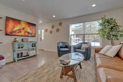 Image de Beach Retreat. Private back yard  with fire pit and large deck