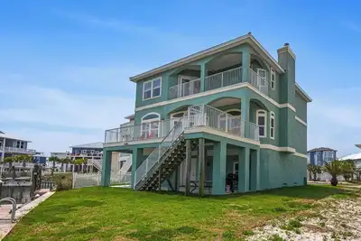 Image de Beach Villa Dog Friendly, Water Views Sleeps 12 + Kayaks Bikes