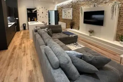 Image de Stylish & Gorgeous 2br w/ WiFi & Netflix - City Centre Nr Cliffs Pavillion