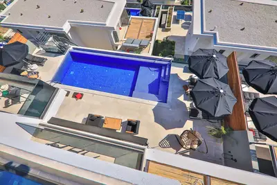 Image de Villa for 6 with infinity pool & fantastic views & roof jacuzzi & table tennis