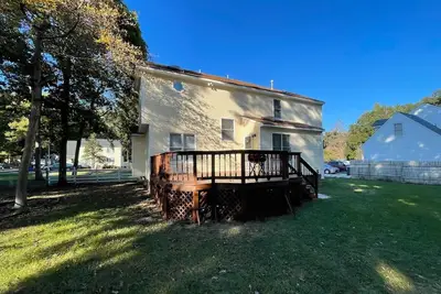 Image de 4-Bdrm home with Office. Deck facing small pond. Executive and Vacation Stays.