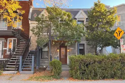 Image de Grande copropriété de 3 Cac avec terrasse et stationnement en face du Métro,