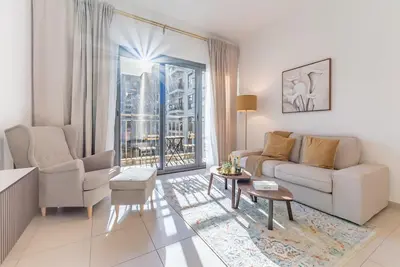 Image de Balcony Overlooking the Swimming Pool, Just Minutes from the Park