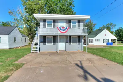 Image de Lower Level Campus Property Right Next To The Stadium!