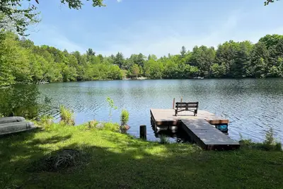 Image de Rustic 4-bedroom cabin, on lake with WiFi, near Adirondacks\nA Place to Remember!