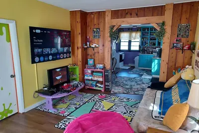 The Retro Retreat! A 90s inspired guest house w something 4 evry1! Pet-Friendly!