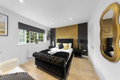 Image de Boutique Detached Large House with Hot Tub and Parking