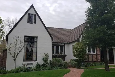 Image de Charming 3-bedroom English Tudor in Glendale