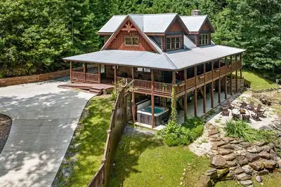 Image de Gorgeous Creekside Lodge Sleeps 14! Guesthouse with Huge Game Room! Wineries!