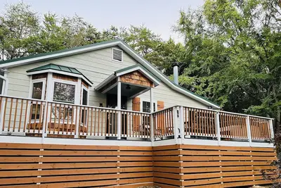 Image de Charming 2-bedroom Cottage/5-Star Location/Hot Tub/Fire Pit/Cubs Den