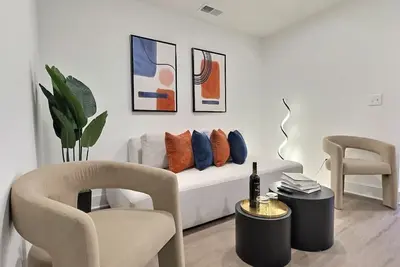 Image de Eclectic Retreat in Heart of Downtown