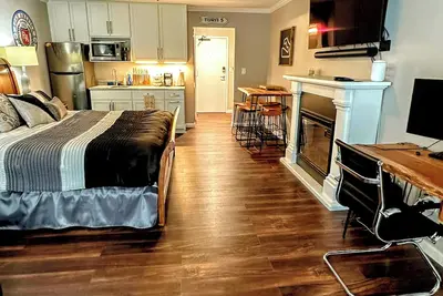 Sleeps 8! 2 Full Bath with Kitchenette!