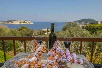 Image de 70 m2 apartment located 200 meters from the sea, offering a magnificent view