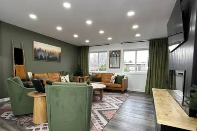 Image de New! 2 Kings! Hot Tub! Access to Full Gym! Espresso! Fully Fenced Yard!