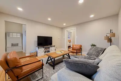 Image de Stylish Bayview Retreat- 12 min to Downtown Mke, Fiserv Forum & more!