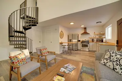 Image de Walk to Kenai River: Forested Fisherman's Cabin!