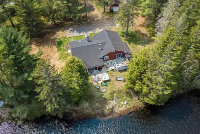 Image de Beau chalet au bord de la rivère et spa!