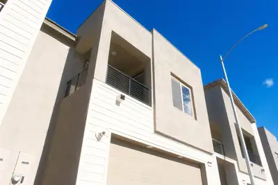 Image de Cozy townhome in charming Henderson with Ac, WiFi