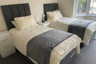 Image de Large, furnished 4 bedroom apartment suitable for workmen and teams