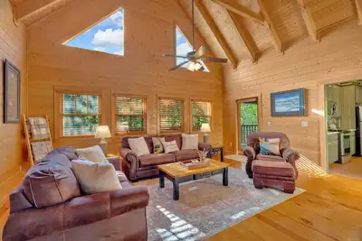Image de Newly Remodel Private Cabin Fire Pit, Hot Tub, Poker & Pool Table, Shuffleboard