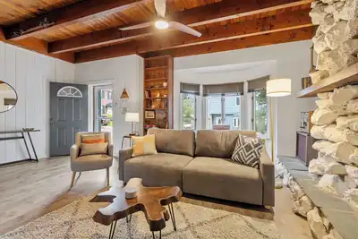 Image de Luxe Urban Lodge - KingBed - Private Patio - Fsu - Tmh - Downtown