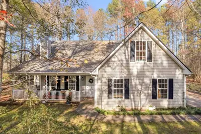 Image de Charming 4-bedroom house with fire pit, rocking chair front porch and WiFI.