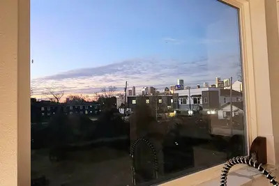 Image de Eco-chic Modern, King, w/stand-alone tub, balcony- 10 Mins -> Nrg, Downtown, Med