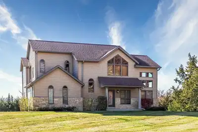 Image de Huge Luxury Pet-Friendly Home with pool table and firepit.