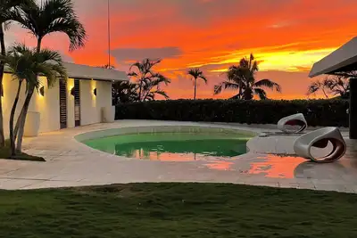 Image de Glam Mid Century Modern 4-bedroom oceanfront estate in wonderful Honolulu