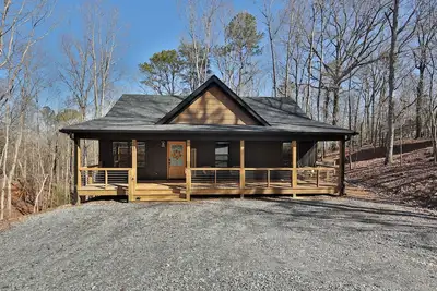 Image de Cozy Cabin. Dog friendly, indoor/outdoor seasonal fireplaces, firepit, hot-tub